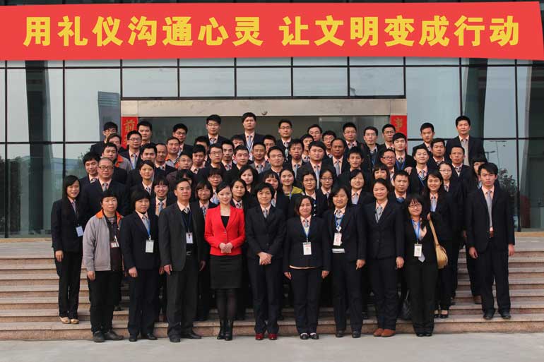 用礼仪相同心灵，，让文明酿成行动